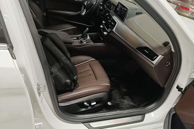 Used BMW 5 Series New Energy 2020 Mileage Upgrade Version 530Le Luxury Package Right Front Seat