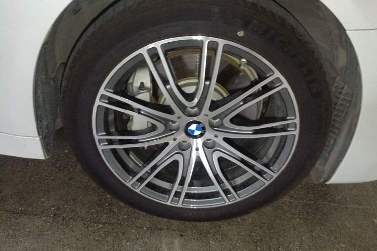 Used BMW 5 Series New Energy 2020 Mileage Upgrade Version 530Le Luxury Package Right Front Wheel Hub