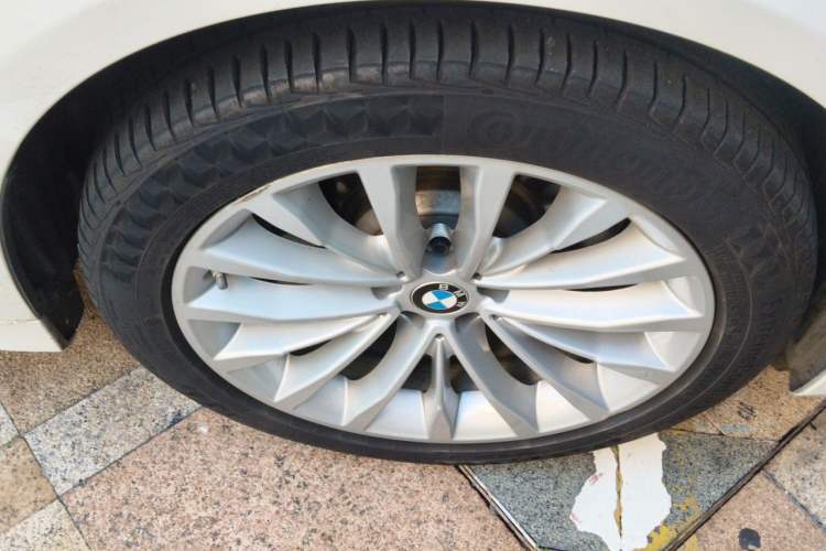 Used BMW 5 Series New Energy 2020 Mileage Upgrade Version 530Le Luxury Package Right Front Wheel Hub