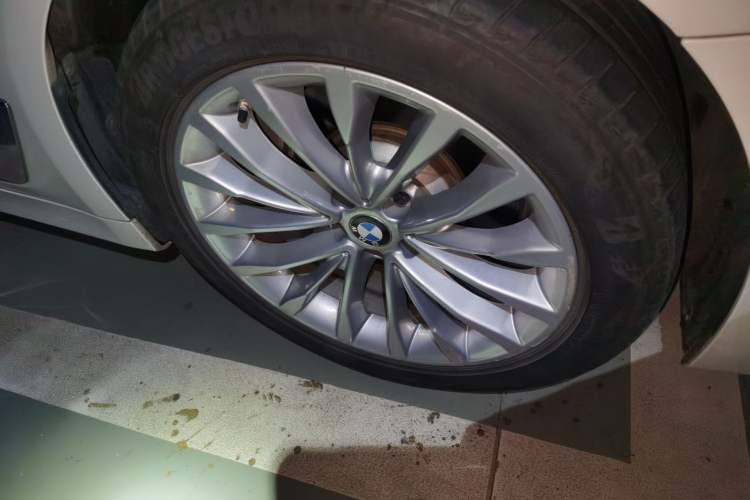Used BMW 5 Series New Energy 2020 Mileage Upgrade Version 530Le Luxury Package Right Front Wheel Hub