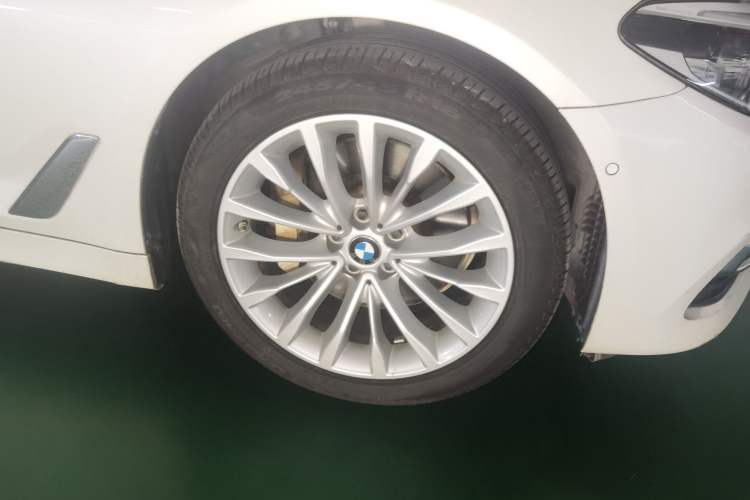 Used BMW 5 Series New Energy 2020 Mileage Upgrade Version 530Le Luxury Package Right Front Wheel Hub