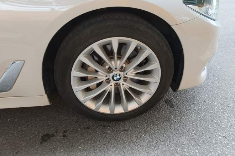 Used BMW 5 Series New Energy 2020 Mileage Upgrade Version 530Le Luxury Package Right Front Wheel Hub