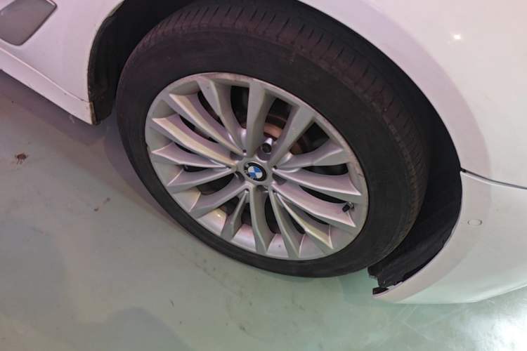 Used BMW 5 Series New Energy 2020 Mileage Upgrade Version 530Le Luxury Package Right Front Wheel Hub