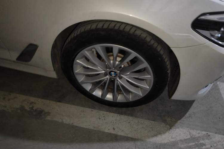 Used BMW 5 Series New Energy 2020 Mileage Upgrade Version 530Le Luxury Package Right Front Wheel Hub
