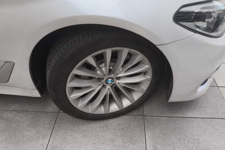 Used BMW 5 Series New Energy 2020 Mileage Upgrade Version 530Le Luxury Package Right Front Wheel Hub