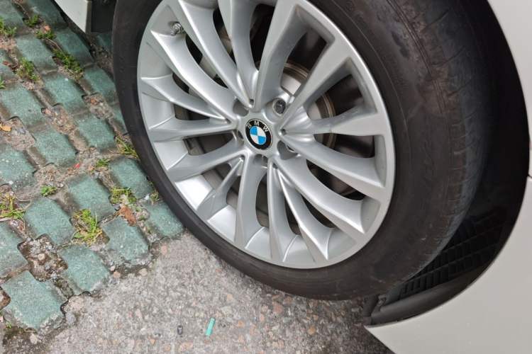 Used BMW 5 Series New Energy 2020 Mileage Upgrade Version 530Le Luxury Package Right Front Wheel Hub