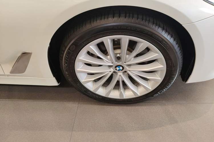 Used BMW 5 Series New Energy 2020 Mileage Upgrade Version 530Le Luxury Package Right Front Wheel Hub