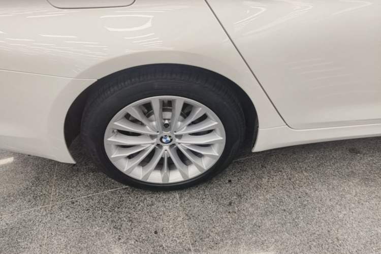 Used BMW 5 Series New Energy 2020 Mileage Upgrade Version 530Le Luxury Package Right Rear Wheel Hub