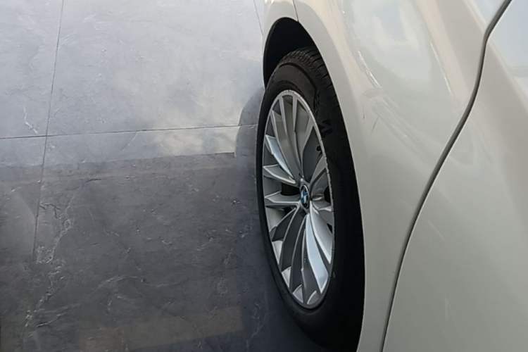 Used BMW 5 Series New Energy 2020 Mileage Upgrade Version 530Le Luxury Package Right Rear Wheel Hub