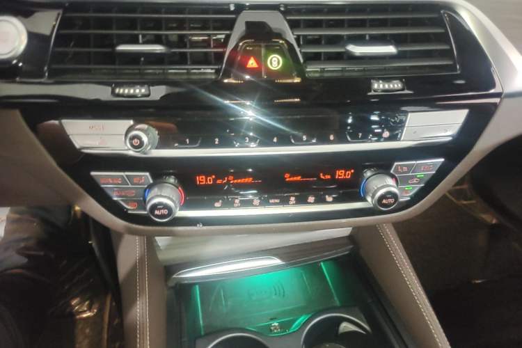 Used BMW 5 Series New Energy 2021 Updated 535Le Luxury Package Audio And AC Panel
