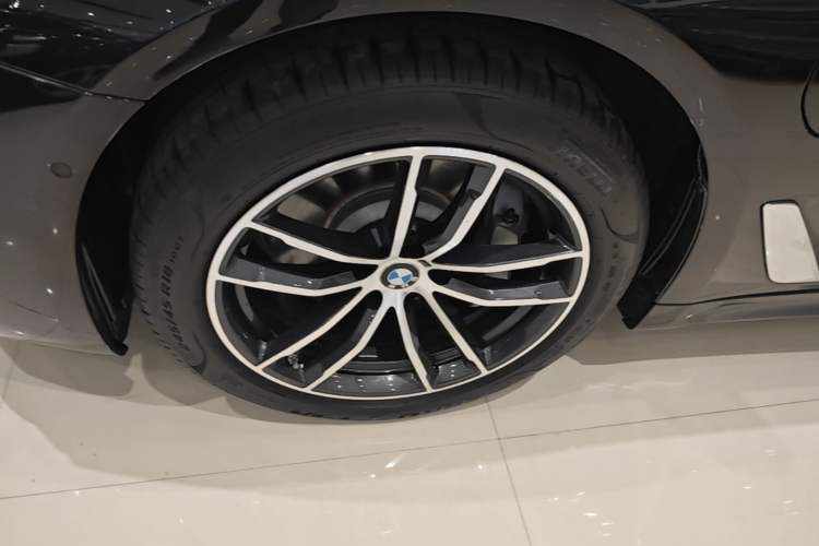 Used BMW 5 Series New Energy 2021 535Le Pioneer Edition M Sport Package Left Front Wheel Hub