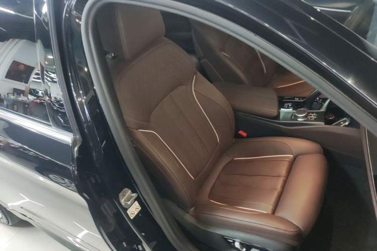 Used BMW 5 Series New Energy 2021 535Le Pioneer Edition M Sport Package Right Front Seat