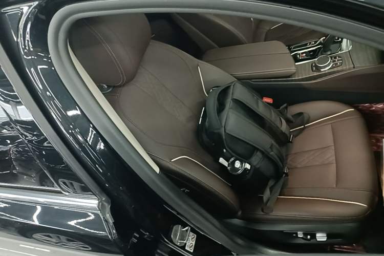 Used BMW 5 Series New Energy 2021 535Le Luxury Package Right Front Seat