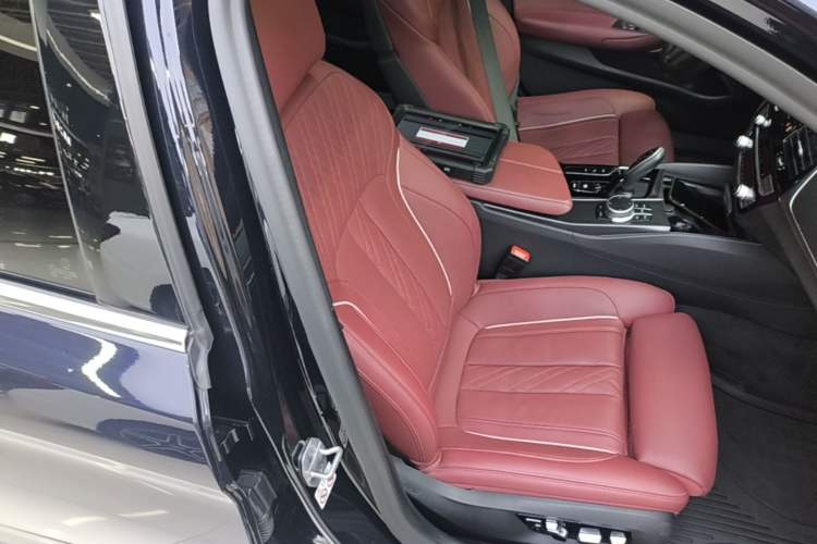 Used BMW 5 Series New Energy 2021 535Le Pioneer Edition M Sport Package Right Front Seat