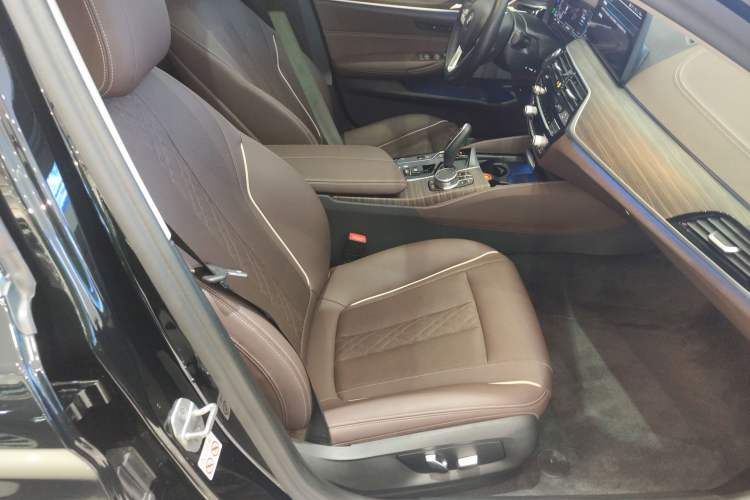 Used BMW 5 Series New Energy 2021 535Le Luxury Package Right Front Seat