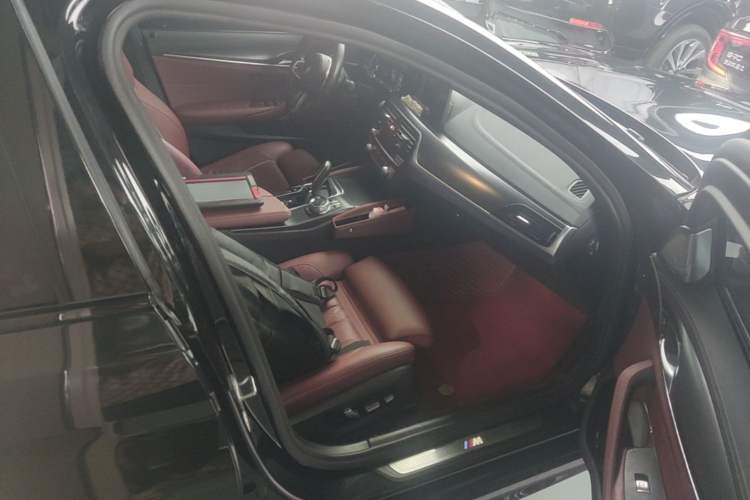 Used BMW 5 Series New Energy 2021 535Le Pioneer Edition M Sport Package Right Front Seat