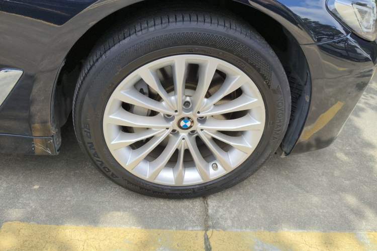 Used BMW 5 Series New Energy 2021 535Le Luxury Package Right Front Wheel Hub