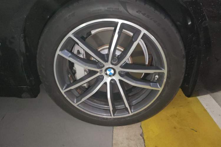 Used BMW 5 Series New Energy 2021 535Le M Sport Package Right Front Wheel Hub
