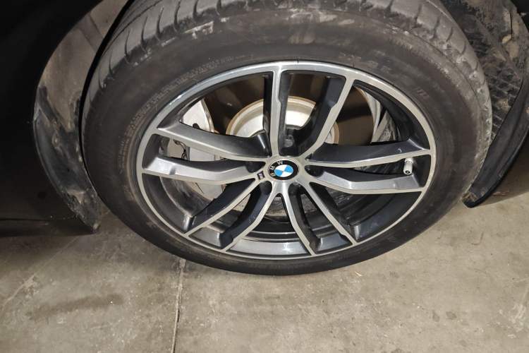 Used BMW 5 Series New Energy 2021 Restyled 535Le Pioneer Edition M Sport Package Right Front Wheel Hub