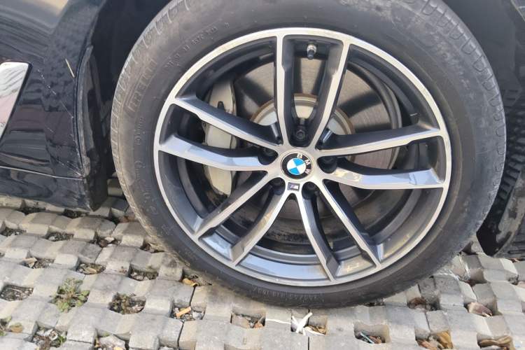 Used BMW 5 Series New Energy 2021 535Le M Sport Package Right Front Wheel Hub