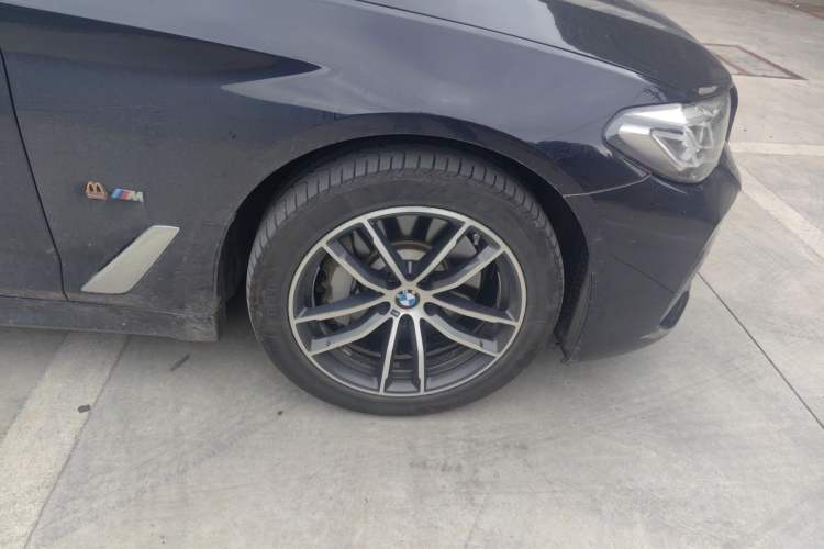 Used BMW 5 Series New Energy 2021 535Le M Sport Package Right Front Wheel Hub