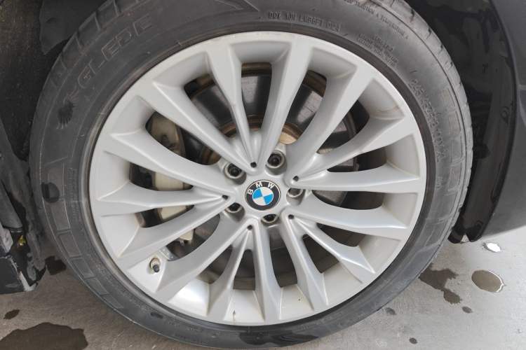 Used BMW 5 Series New Energy 2021 535Le Luxury Package Right Front Wheel Hub