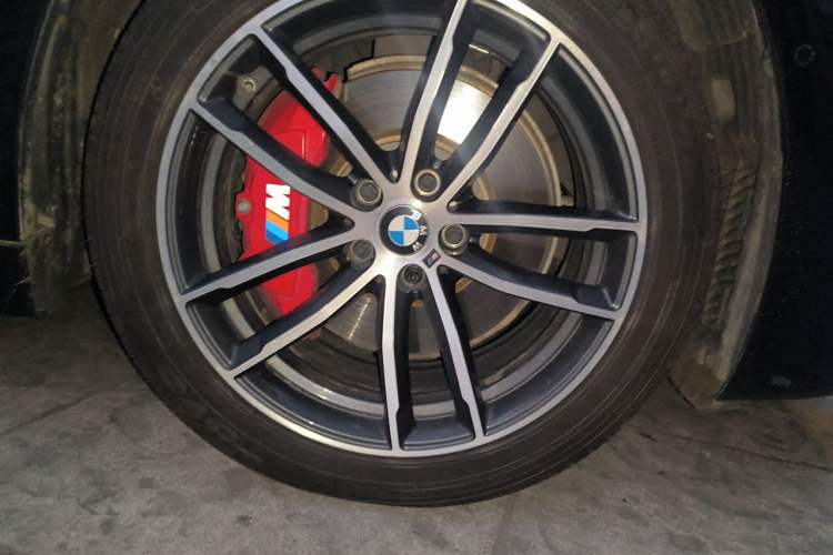 Used BMW 5 Series New Energy 2021 535Le Pioneer Edition M Sport Package Right Front Wheel Hub