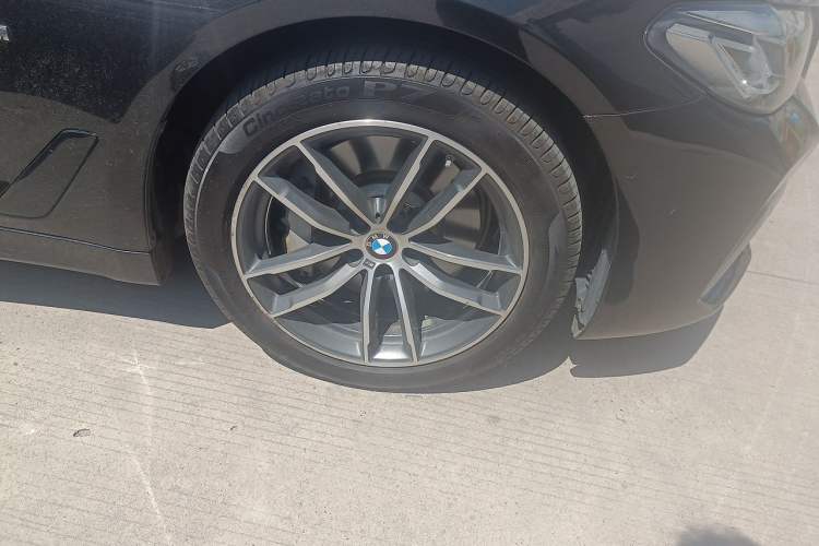 Used BMW 5 Series New Energy 2021 535Le Pioneer Edition M Sport Package Right Front Wheel Hub