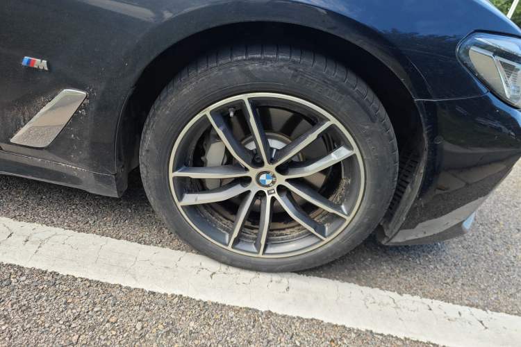 Used BMW 5 Series New Energy 2021 535Le M Sport Package Right Front Wheel Hub