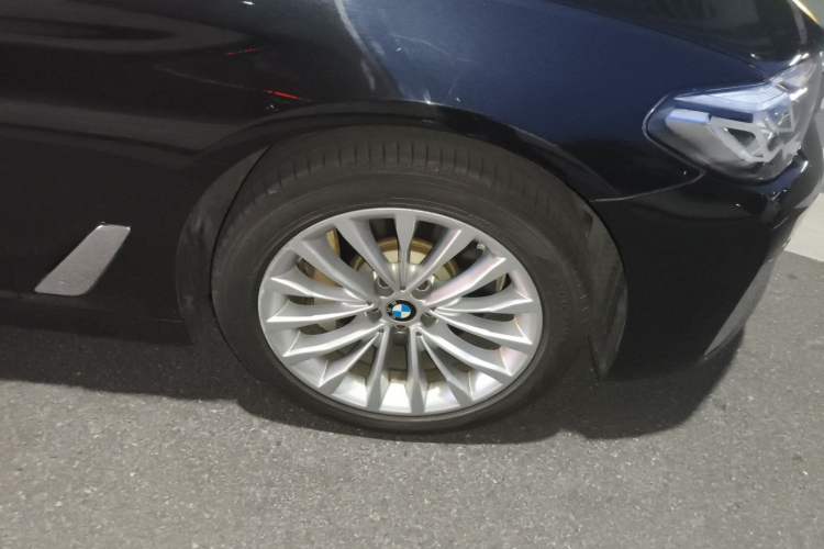 Used BMW 5 Series New Energy 2021 535Le Luxury Package Right Front Wheel Hub