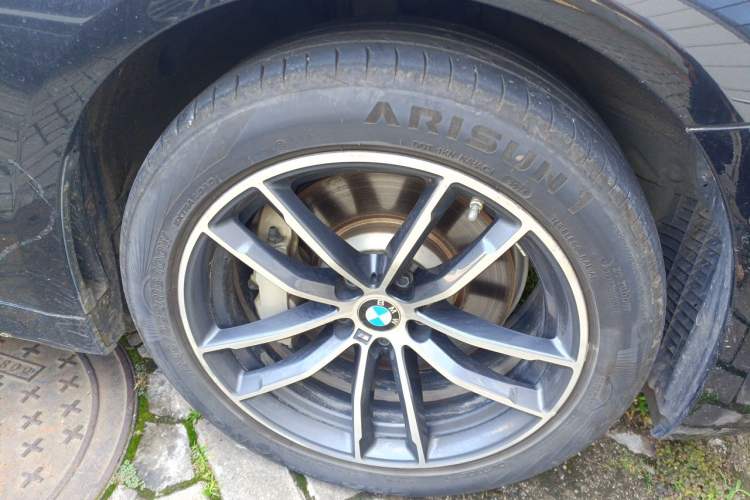 Used BMW 5 Series New Energy 2021 535Le Pioneer Edition M Sport Package Right Front Wheel Hub