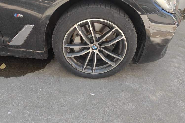 Used BMW 5 Series New Energy 2021 535Le M Sport Package Right Front Wheel Hub