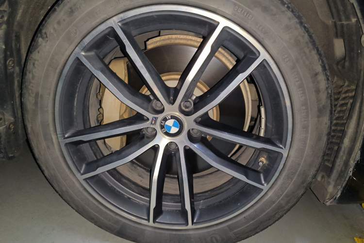 Used BMW 5 Series New Energy 2021 Restyled 535Le Pioneer Edition M Sport Package Right Front Wheel Hub