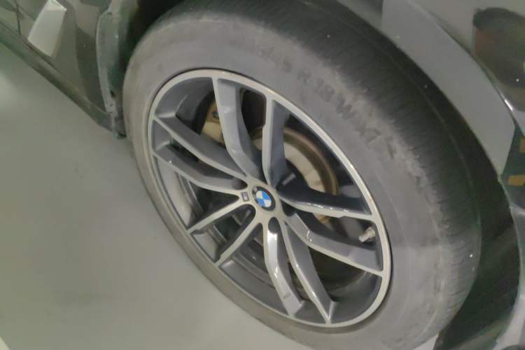 Used BMW 5 Series New Energy 2021 Restyled 535Le Pioneer Edition M Sport Package Right Front Wheel Hub