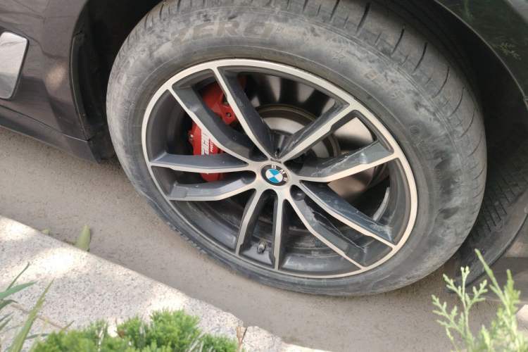 Used BMW 5 Series New Energy 2021 Restyled 535Le Pioneer Edition M Sport Package Right Front Wheel Hub