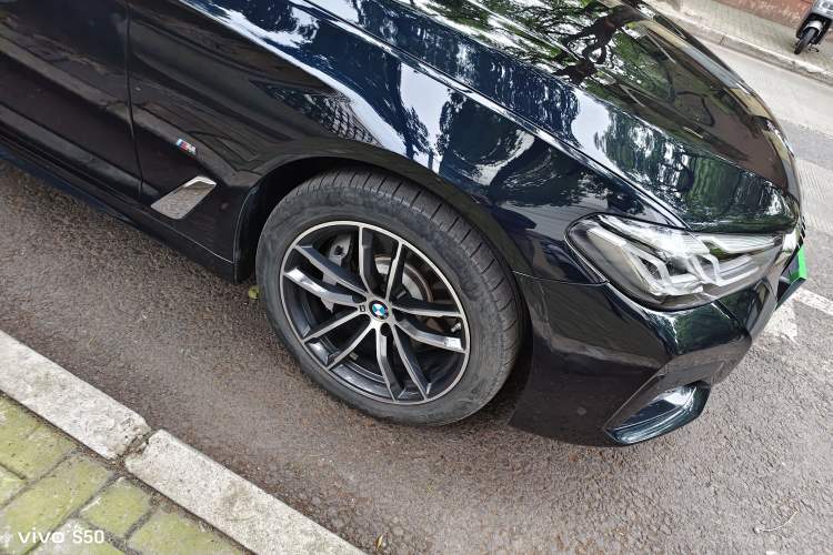 Used BMW 5 Series New Energy 2021 Restyled 535Le M Sport Package Right Front Wheel Hub