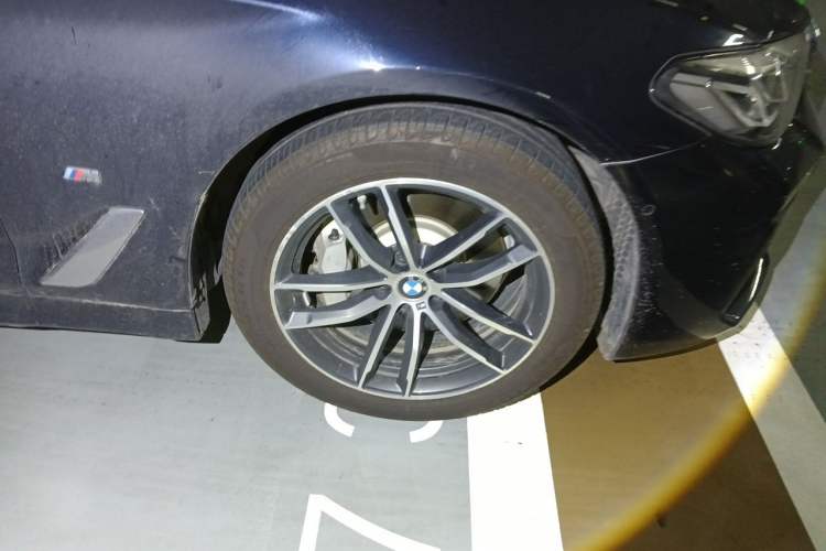 Used BMW 5 Series New Energy 2021 Restyled 535Le Pioneer Edition M Sport Package Right Front Wheel Hub