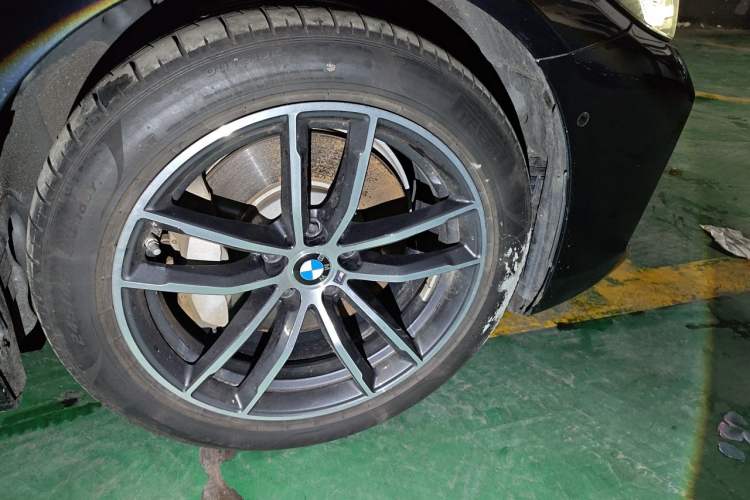 Used BMW 5 Series New Energy 2021 Restyled 535Le M Sport Package Right Front Wheel Hub