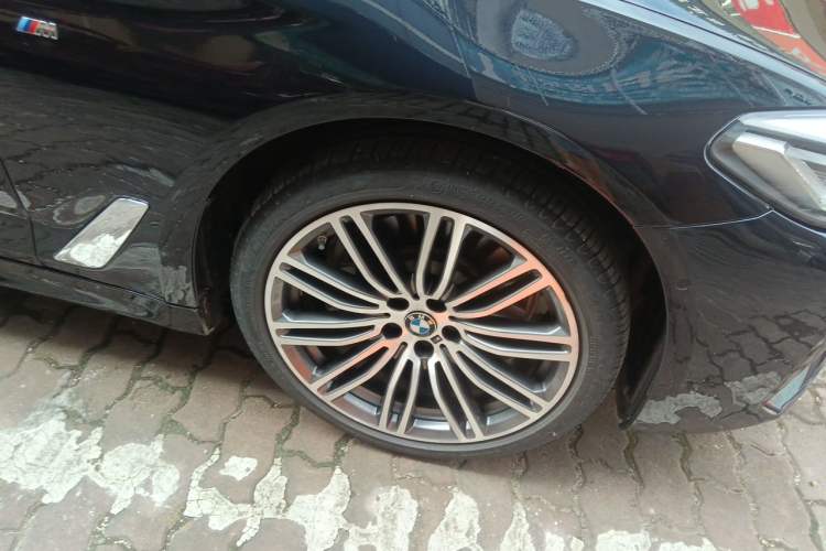 Used BMW 5 Series New Energy 2021 Restyled 535Le M Sport Package Right Front Wheel Hub