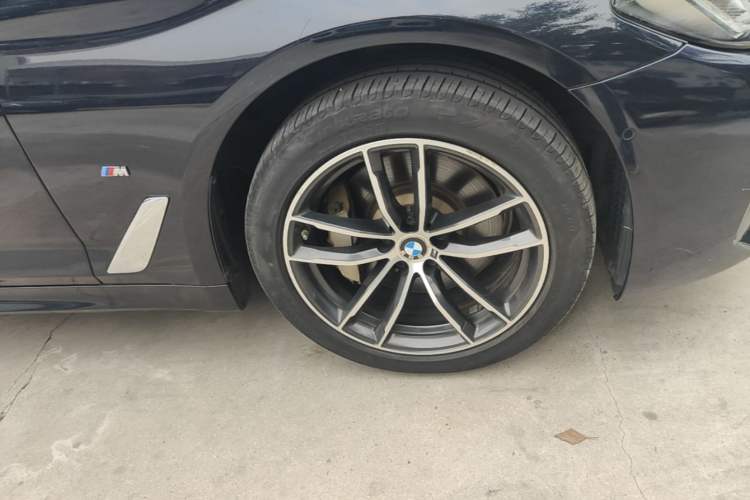 Used BMW 5 Series New Energy 2021 535Le M Sport Package Right Front Wheel Hub