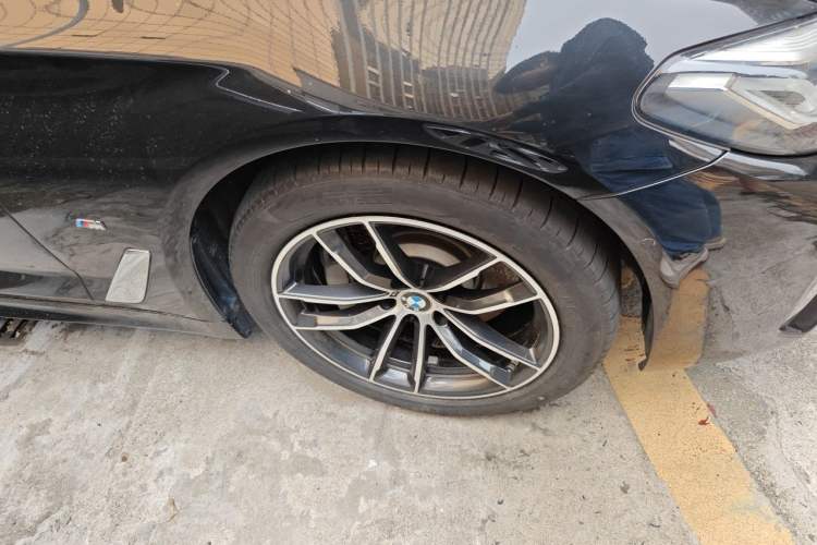 Used BMW 5 Series New Energy 2021 535Le Pioneer Edition M Sport Package Right Front Wheel Hub