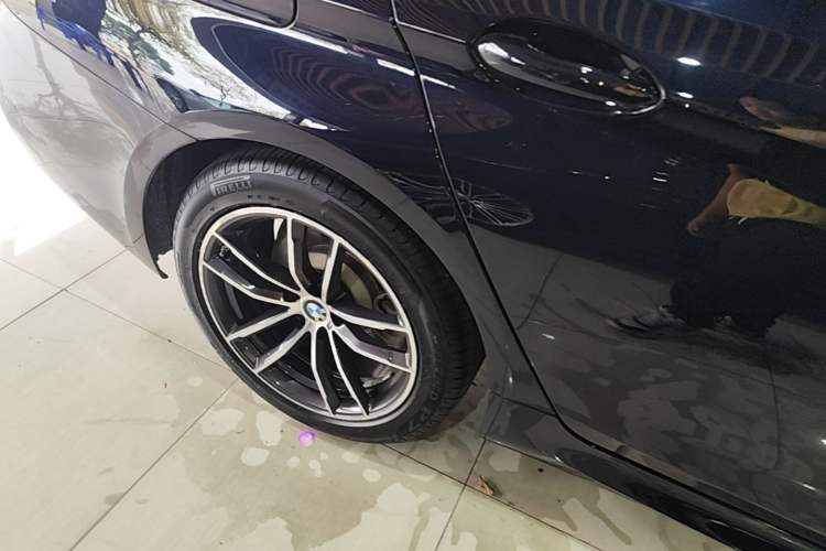 Used BMW 5 Series New Energy 2021 535Le M Sport Package Right Rear Wheel Hub