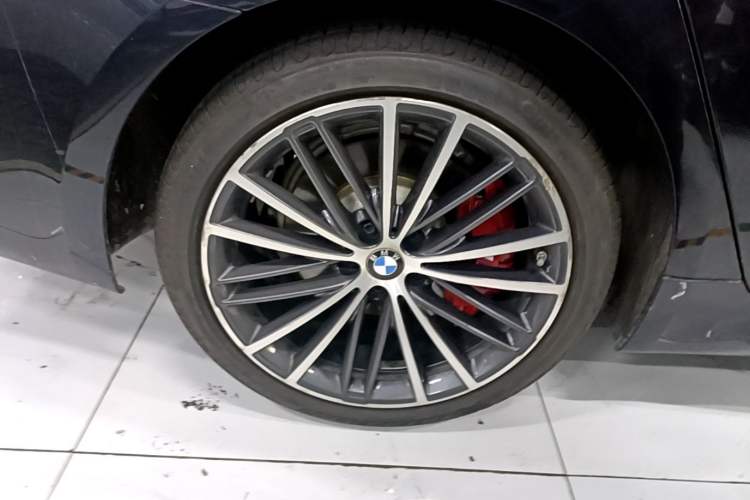Used BMW 5 Series New Energy 2021 535Le M Sport Package Right Rear Wheel Hub
