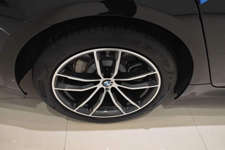 Used BMW 5 Series New Energy 2021 535Le Pioneer Edition M Sport Package Right Rear Wheel Hub