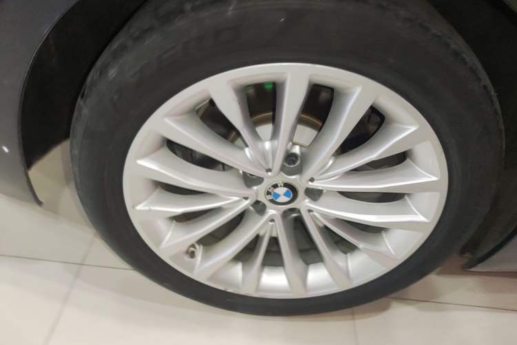 Used BMW 5 Series New Energy 2021 Updated 535Le Luxury Package Right Rear Wheel Hub