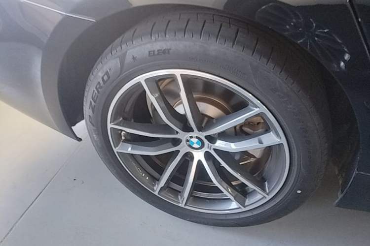 Used BMW 5 Series New Energy 2021 535Le M Sport Package Right Rear Wheel Hub