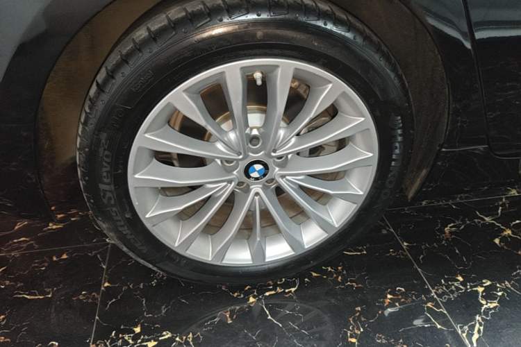 Used BMW 5 Series New Energy 2021 535Le Luxury Package Right Rear Wheel Hub