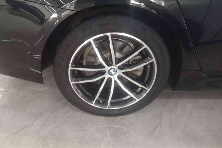 Used BMW 5 Series New Energy 2021 Restyled 535Le M Sport Package Right Rear Wheel Hub