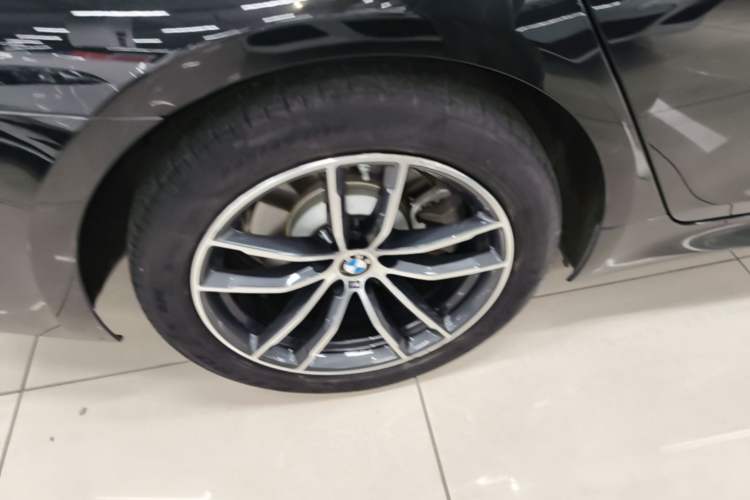 Used BMW 5 Series New Energy 2021 535Le M Sport Package Right Rear Wheel Hub