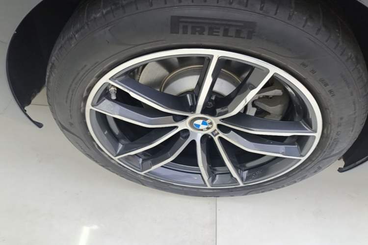 Used BMW 5 Series New Energy 2021 535Le Pioneer Edition M Sport Package Right Rear Wheel Hub